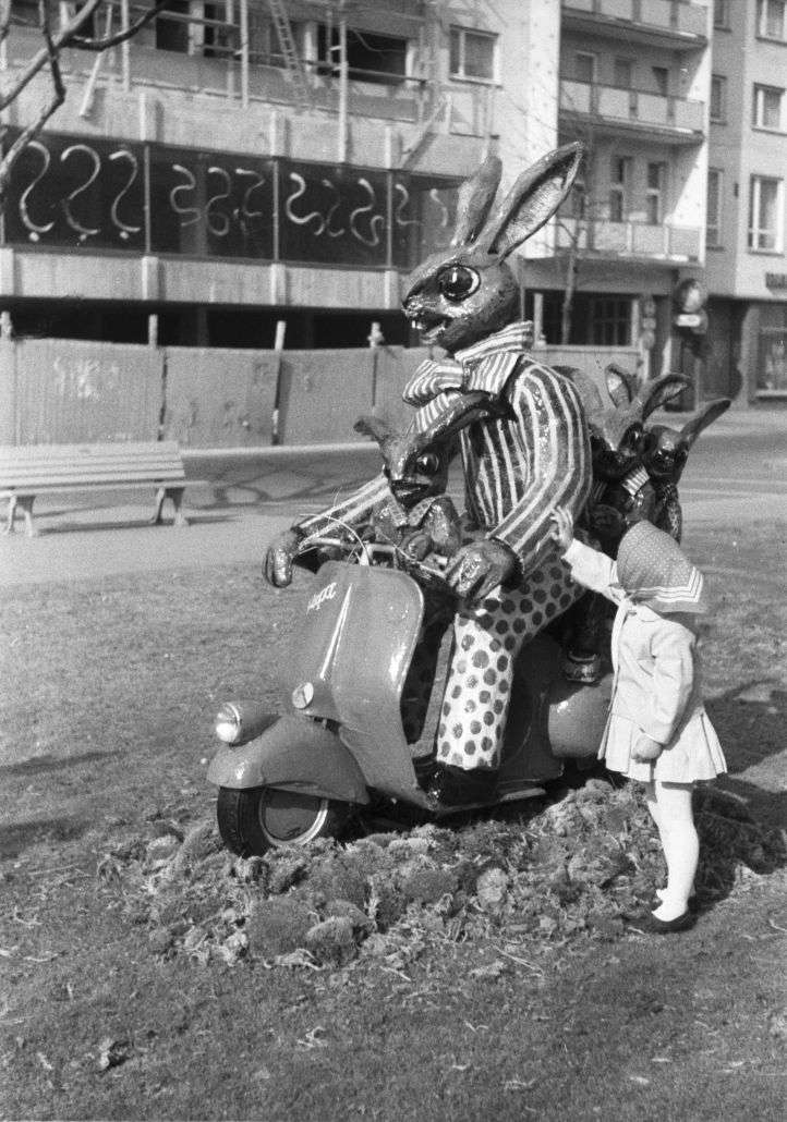 Mädchen mit Osterfigur, 1963 (Fotonachlass Roden-Press, MARCHIVUM)