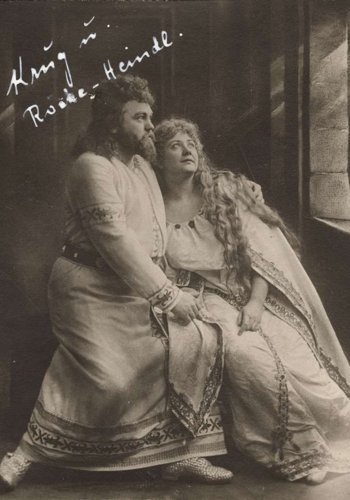 Sänger Hermann Krug zusammen mit Kammersängerin Anna Heindl vom Nationaltheater. Die Aufnahme entstand zwischen 1900 und 1902.