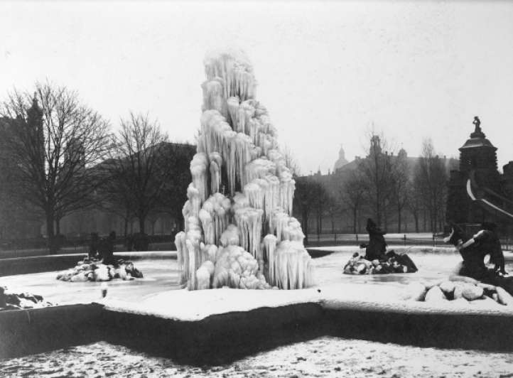 Gefrorene Fontäne am Wasserturm, 1910