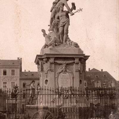 1890 - Marktplatzdenkmal, im Hintergrund H 1 