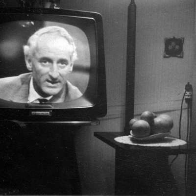 1960 - Als "Fernseh-Professor" erklärt er dabei wissenschaftliche Zusammenhänge auf einfache und verständliche Art und Weise. Eigentlich so etwas wie der Vorgänger der "Sendung mit der Maus".