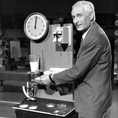 1968 - Sein Credo dabei ist: "Wissenschaft ist so einfach, dass ich sei sogar verstehe." Foto aus einer Fernsehsendung von Haber, in der er seinen Zuschauern den Zusammenhang von Blende und Belichtungszeit in der Fotographie erklärt.