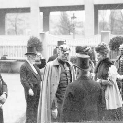 1907 - Oberbürgermeister Otto Beck und das Ausstellungskomitee der Jubiläumsausstellung begrüßen Erbgroßherzog Friedrich II. und seine Frau Hilda vor dem Rosengarten