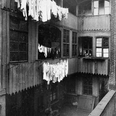 1900 - Hof des Hauses T 2, 2. Heute ist kaum vorstellbar, unter welchen Bedingungen Frauen die Wäscheberge bewältigen mussten. 