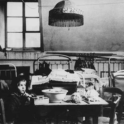 1918 - Eine Mannheimer Elendswohnung, in der eine mehrköpfige Familie in einem Raum lebt. 
