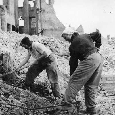 1945 - Trümmerfrauen bei Wiederaufbauarbeiten 