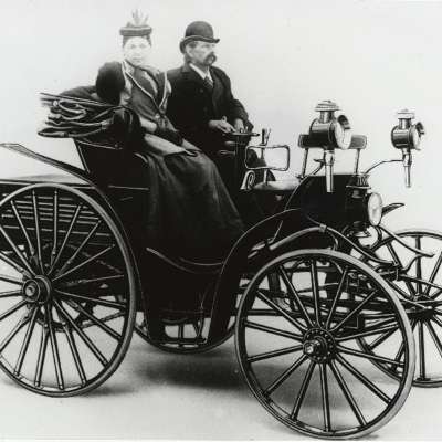Carl Benz mit seiner Tochter Klara auf dem Victoria-Wagen 