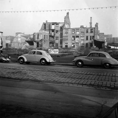 1949 - Zerstörung und Wiederaufbau - bzw. hier Weiterfahrt in die Zukunft, der Volkswagen darf nicht fehlen 