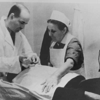 1930 - Chefarzt Dr. Hirschler und Oberin Pauline Maier. Die Oberin des jüdischen Krankenhauses begleitete die Kranken freiwillig bei der Deportation 1940 nach Gurs und 1942 nach Auschwitz. 