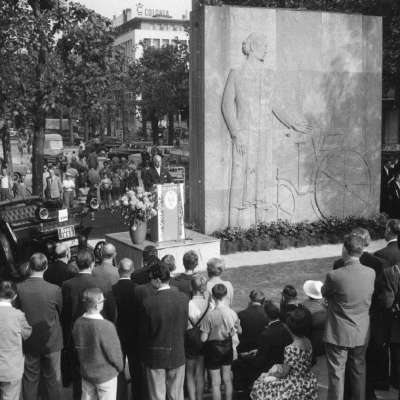1960 - Gemeinsam ist Nostalgie nochmal so schön: Treffen des Schnauferl-Club vor dem Carl-Benz-Denkmal in der Augustaanlage 