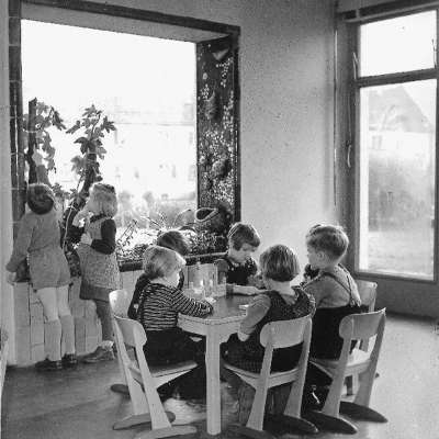 1953 - Hier im Schönauer Kindergarten beginnen die ersten Kleinen schon die Welt zu entdecken. “Guck mal Anna, hier kommen die Blätter aus der Pflanze.“ 