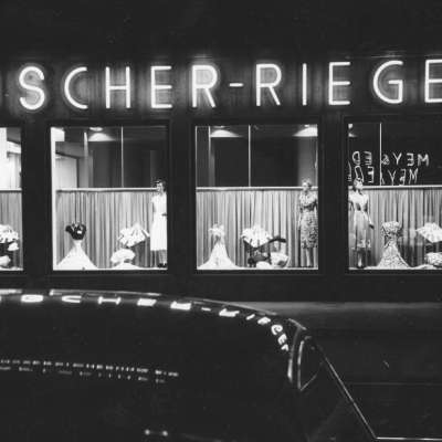 1954 - Bei Fischer-Riegel (bis 1954 zuletzt in O 6,7, früher in D 3,15 bzw. E 1) können sich die Mannheimer Damen bei einem abendlichen Spaziergang modisch inspirieren lassen. 