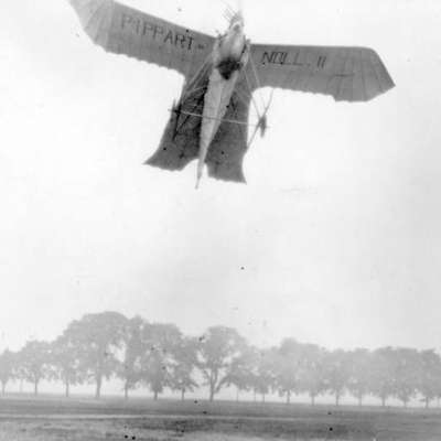 1912 - Der Flieger wird damals auch als "fliegendes Nachthemd" bezeichnet. 