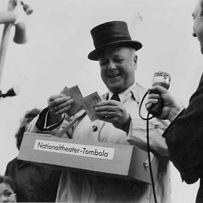 1952 - Da lässt sich der OB persönlich nicht lumpen und agiert fleißig als Losverkäufer und Glücksfee. 