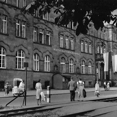 1951 - Einige wollen sich auf Schulen, wie der Wirtschaftshochschule, weiterbilden und sind noch nicht ganz fertig mit der Schullaufbahn. 