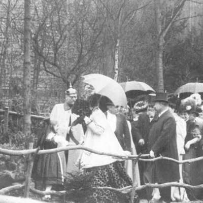 1907 - Hertha Ritter überreicht der Erbgroßherzogin Hilda einen Blumenstrauß - zweiter von links ist übrigens der erste Stadtarchivar Mannheims, Prof. Friedrich Walter. 
