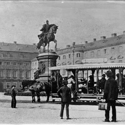 1895 - Was ist hier so interessant? Das Denkmal oder eher der Rücken der jungen Dame? Schlosshof mit Pferdebahn vor dem Kaiser- Wilhelm-Denkmal 