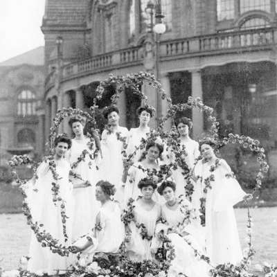 1907 - Weitere mit Rosen geschmückte Damen 