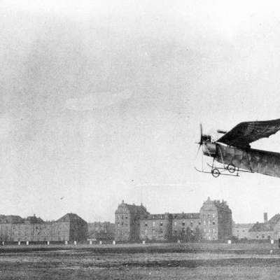 1912 - Angesteckt von der allgemeinen Flugbegeisterung der Zeit entwickelt Hans Pippart zusammen mit seinem Schwager Heinrich Noll den Pippart-Noll-Eindecker, hier bei den Oktober-Schauflügen 