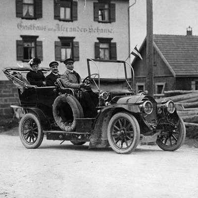 1895 - Noch hoch auf dem gelben Wagen: Familie Tillmann-Matter auf einem Ausflug mit ihrem Benz 
