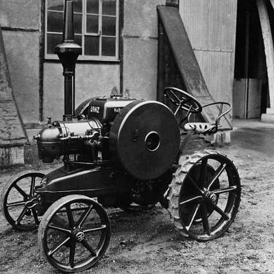 1921 - Erster Lanz-Bulldog, auch Eisenbulldog genannt, da für die Räder keine Gummireifen vorgesehen sind. 