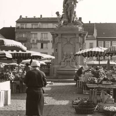 1981 - Markt vor dem Denkmal 