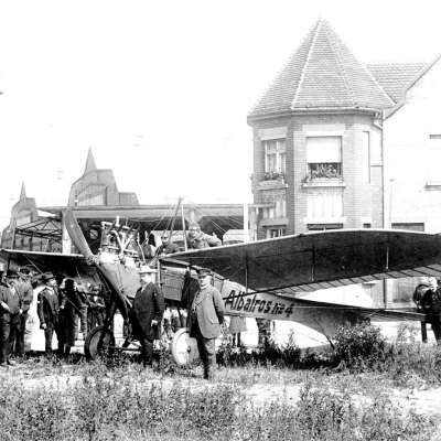 1913 - Der Fernverkehr geht in Serie: Langstreckenflug Berlin-Mannheim - Landung auf dem Daimler-Benz-Werksgelände durch Helmuth Hirth 