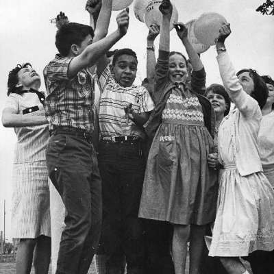 1954 - Soziale Kompetenz erlernt man nicht nur im Unterricht. Bei der deutsch-amerikanischen Freundschaftswoche stehen Zusammenhalt, Toleranz und gegenseiter Respekt im Vordergrund. Sicherlich werden über Cola, Würstchen und Luftballons viele Freundschaften geschlossen. Vielleicht entsteht ja sogar die eine oder andere Romanze? 