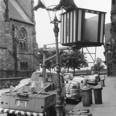 1959 - Damit in der Lutherstraße, Neckarstadt niemandem das Licht ausgeht, werden die Leuchten geprüft. 