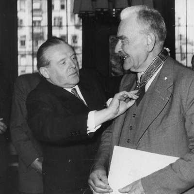 1953 - Der Ingenieur Fritz Marguerre setzt neue Maßstäbe für das Grosskraftwerk. Er führt u.a. die Hochdruck-Dampfturbine ein und baut die Fernwärme aus. Hier bei der Verleihung des Bundesverdienstkreuzes durch Minister Veit 