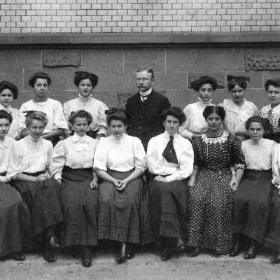 1909 - … oder brav und damenhaft wie im Elisabethgymnasium ist völlig egal. Wichtig ist, dass man seine Schulzeit noch viele Jahre nach dem Abschluss nicht vergisst. 