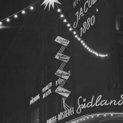 1952 - Die Weihnachtsbeleuchtung beim Südlandhaus erhöht die Vorfreude aufs Fest, dient aber mit Sicherheit auch der Förderung der Kaufkraft. 