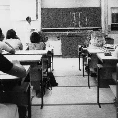 1980 - Bei Naturwissenschaften darf natürlich auch die Chemie nicht fehlen. 