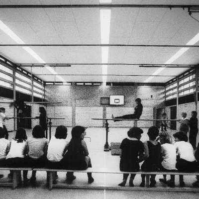 1980 - Nach langem und mühseligem Zuhören im Unterricht, ist man froh sich in der neuen Turnhalle bewegen zu dürfen. 