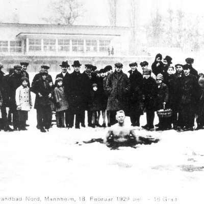 1929 - Eisbad im Rhein am Strandbad Neckarau bei -16 Grad 