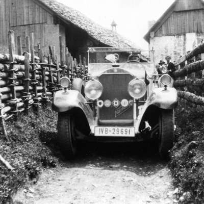 1927 - Auch für einen Daimler-Benz - "Nürburg" kann es manchmal etwas eng werden 