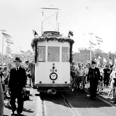 1950 - Anlässlich der Einweihung der Kurpfalzbrücke passiert der erste festlich geschmückte Straßenbahnzug die Strecke. 