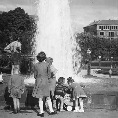 1950 - So eine riesige Fontäne ist im Sommer ganz schön verlockend: spielende Kinder am Friedrichsplatz. 