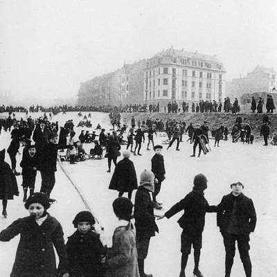 1913 - Nach den ersten Wochen der Schule, kommt zum Glück der Schüler auch schon der Winter und man kann es sich kurz vor Weihnachten im Schnee und beim Eislaufen in der Neckarstadt gutgehen lassen. 