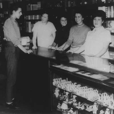1950 - Hier ist der Kunde wirklich König. Gleich vier Verkäuferinnen stehen bei der Firma Wegmann in der Plankenhofpassage mit Rat und Tat zur Verfügung. 