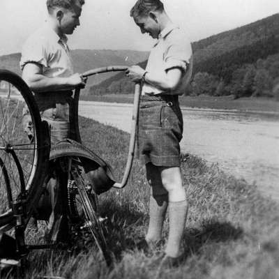 1932 - Nichts, dass man nicht selbst lösen könnte: Fahrradpanne am Neckar 