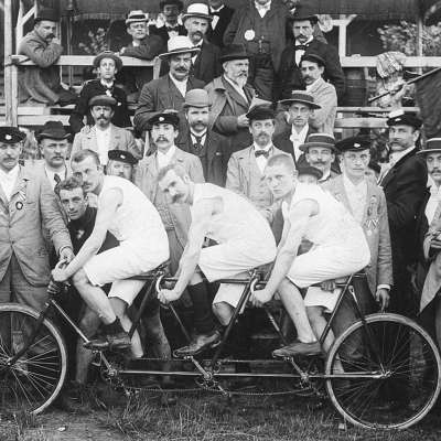 1920 - Velozipedclub, Dreiertandem auf Radsportveranstaltung auf der Rennwiese 