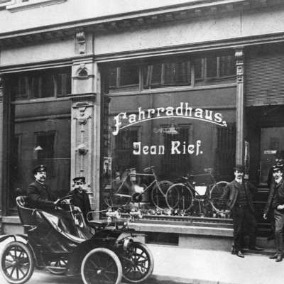 1904 - Stolzer Automobilist vor dem Fahrradhaus Jean Rief 