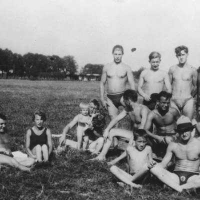 1930 - Nach soviel Schulstress werden warme Sommertage in Mannheim mit Schwimmen am Neckarufer genutzt. Klein und Groß sind hier herzlich eingeladen. 