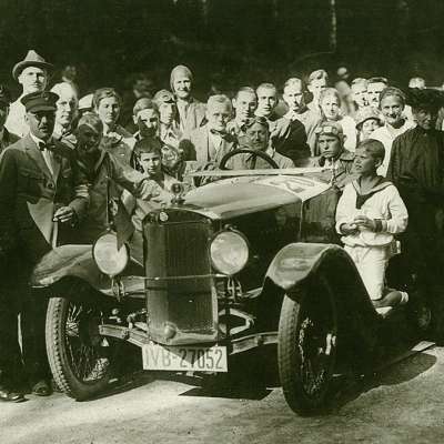 1925 - Wer darf in dieser Galerie nicht fehlen? Natürlich der Erfinder des Autos Carl Benz, hier mit Ehefrau Berta Benz beim Flachrennen in Speyer am Wagen der Fa. Heim 