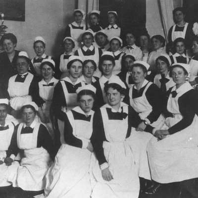 1914 - Krankenschwestern des Roten Kreuzes im Krieslazarett Elisabethschule während des Ersten Weltkrieges 
