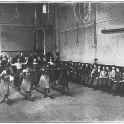 1906 - Elisabethschule -Turnen auf der Schwebestange 