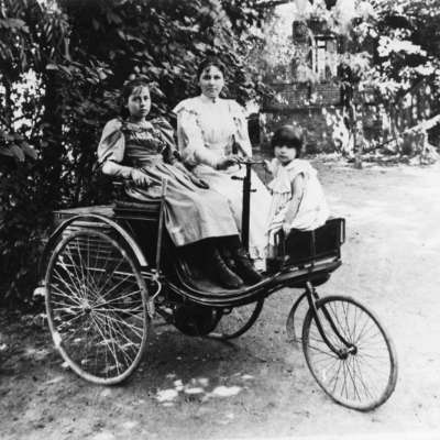 1890 - Wer sagt, dass Frauen nicht einparken können??? 