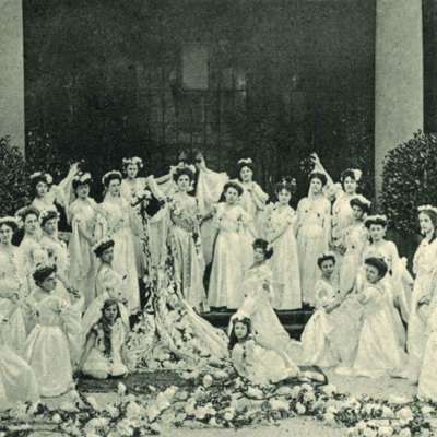 1907 - Das zur Austellung realisierte Rosenfest glänzt mit der Rosenkönigin und ihrem Gefolge - hier quasi die Hofdamen. 