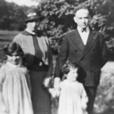 Ida Siesel mit Ehemann Walter und den Töchtern Alice und Charlotte 1938 im Luisenpark